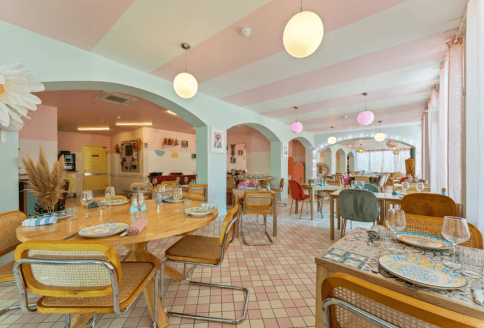 Intérieur du restaurant Place 70 (suite)